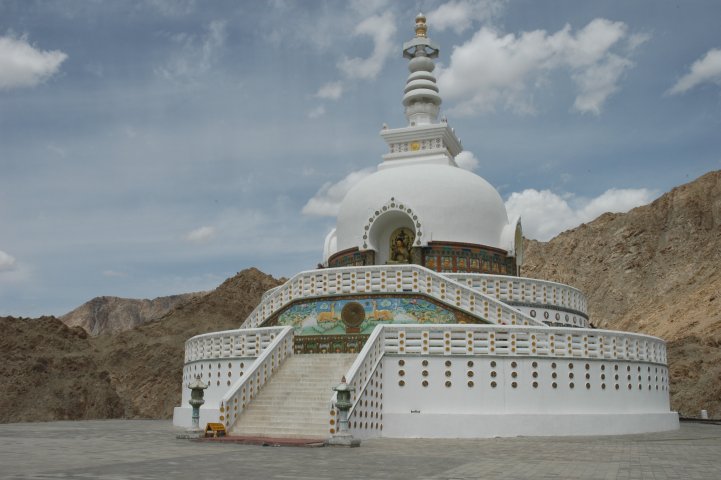 Shanti stupa in Chandspa (Leh)