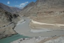 Samenvloeiing van Zanskar (bruin) en Indus (groen) in Nimo