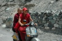 Monniken nabij Diskit gompa